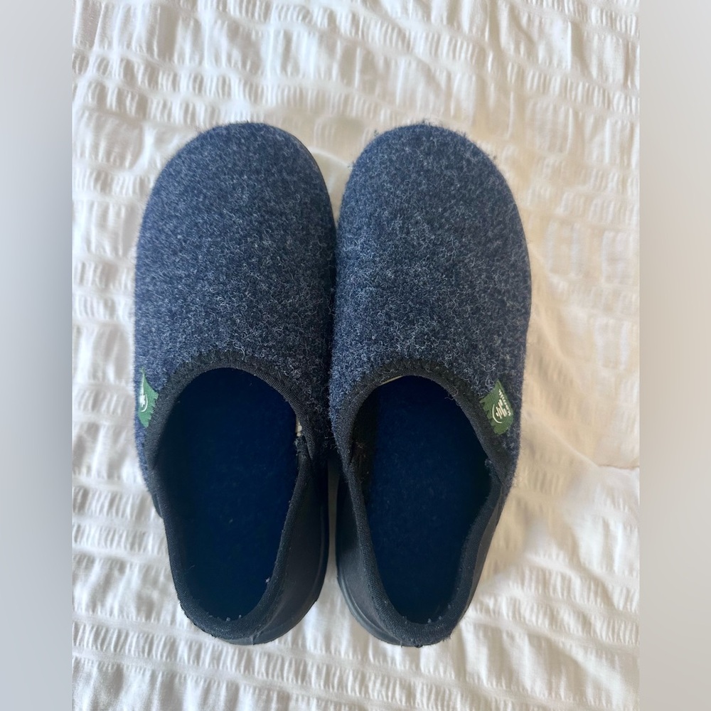 Kid’s Kamik slippers - little kid size 2 (not toddler size)